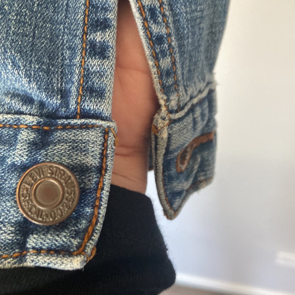Levi’s Denim Jacket Women Cropped Trucker Light Wash Fitted Jean Jacket Medium - Picture 8 of 14